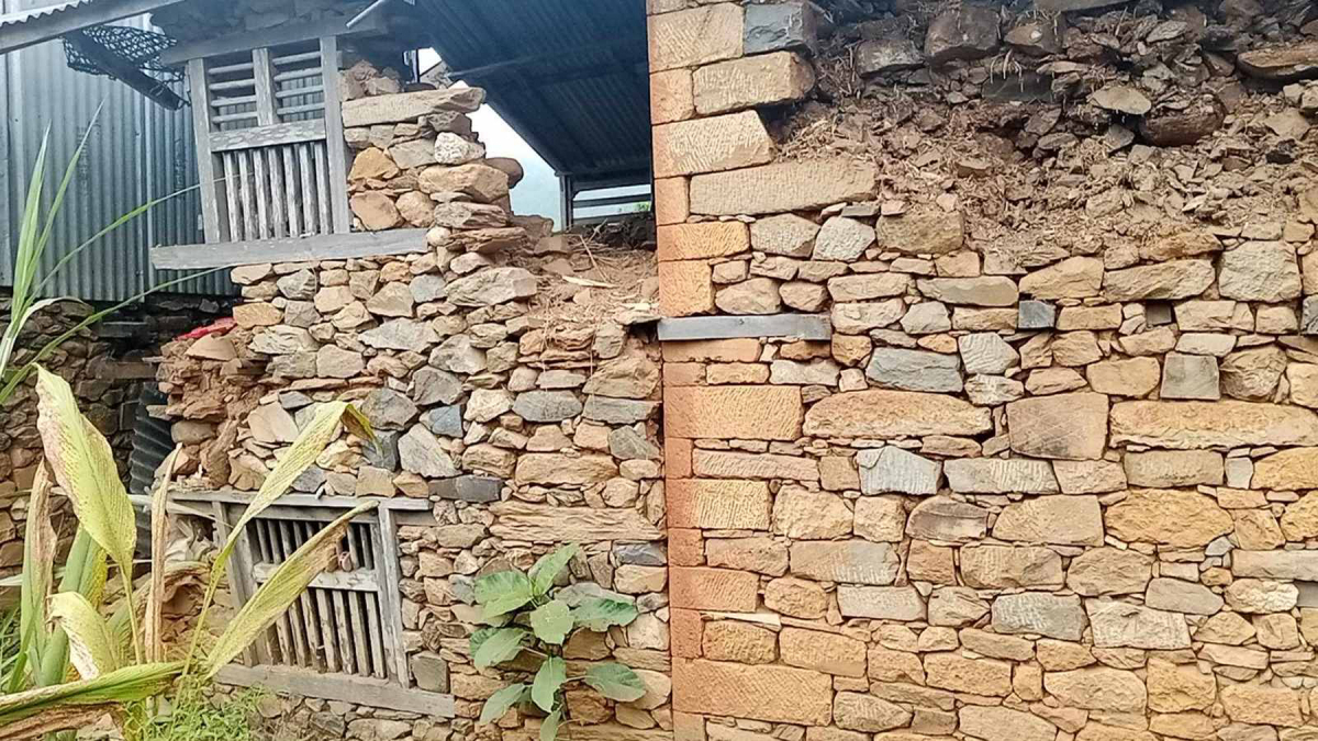 भूकम्पका कारण २० घर भत्किए