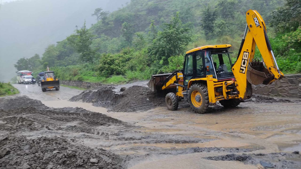 अरनिको राजमार्ग दुईतर्फी ठप्प