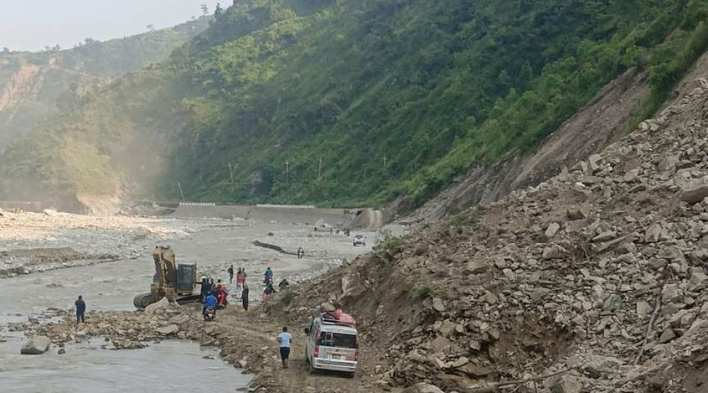 बीपी राजमार्गमा बनाइएको डाइभर्सन वर्षाले क्षति पुर्‍यापछि सवारी अवरुद्ध