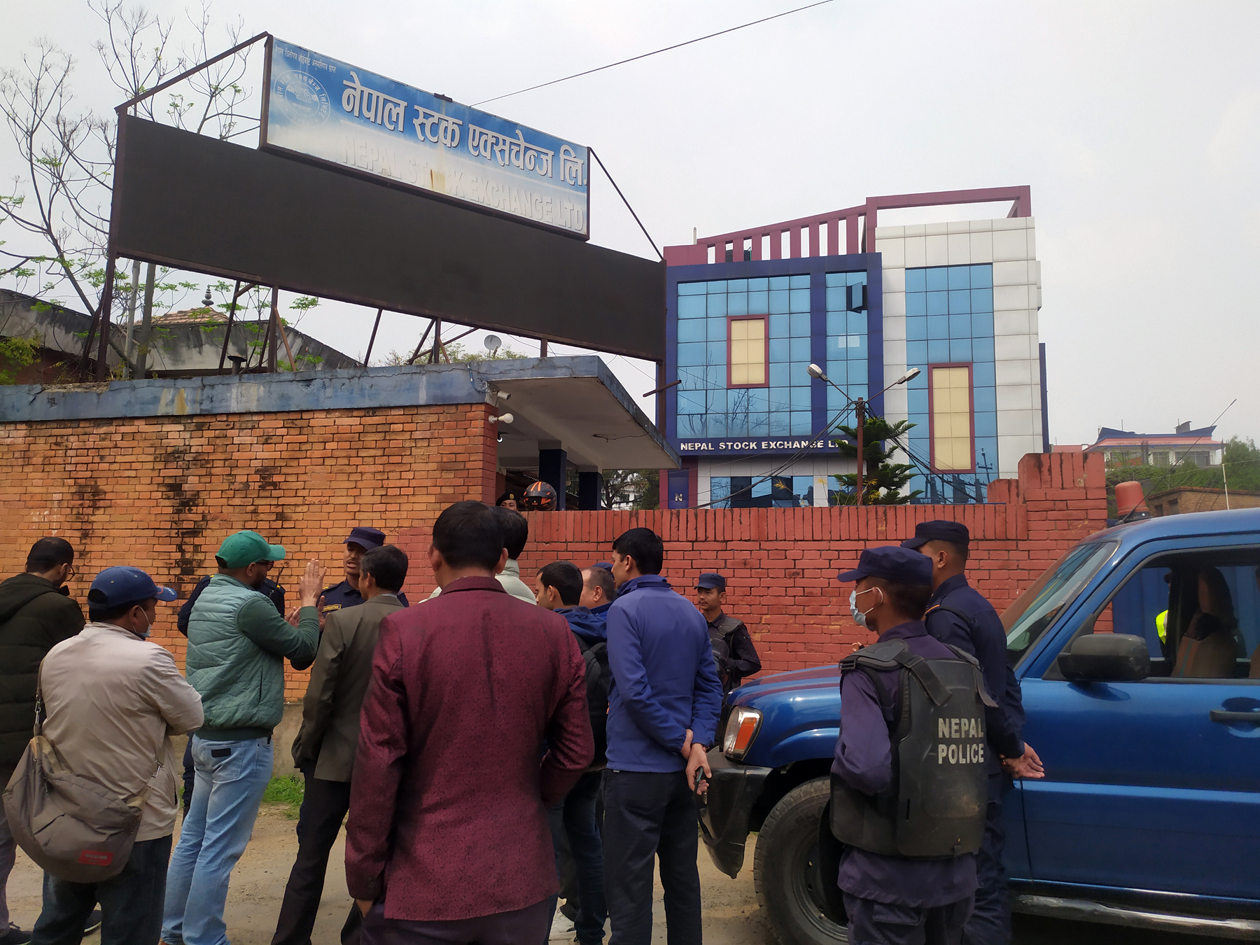 नेप्से पुगेका तीनजना शेयर लगानीकर्ता पक्राउ 