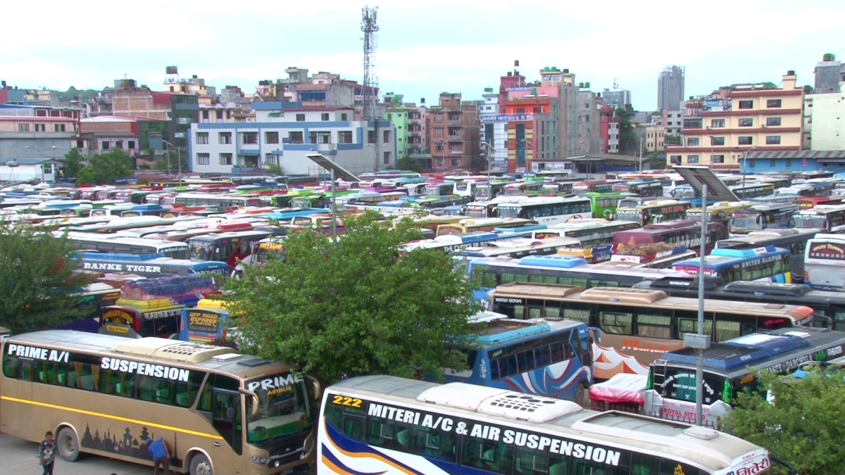 दसैँ मान्न घर फर्किनेको संख्या बढ्दो : २४ घण्टामा एक लाखले छोडे काठमाडौं