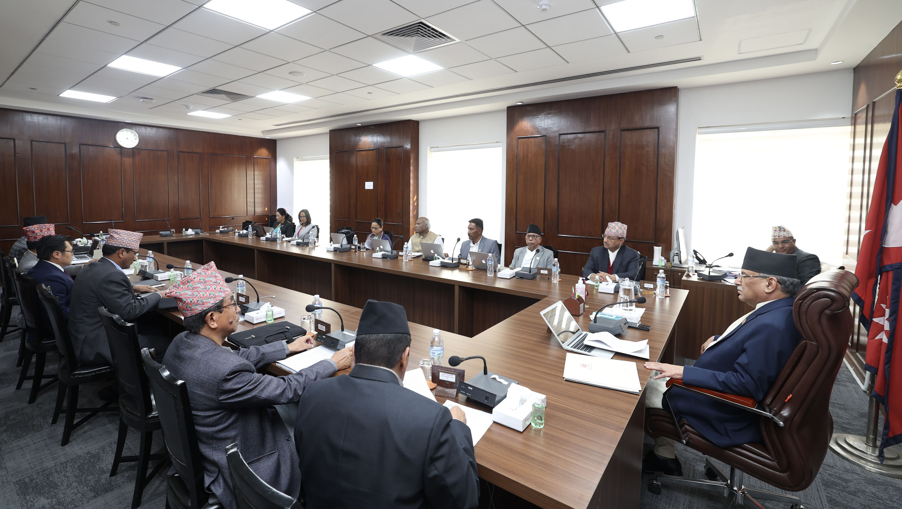 प्रधानमन्त्रीले मन्त्रीहरूलाई भने– खादामालामा भुल्ने समय छैन, राष्ट्र संकटमा छ, जनता निराश छन्