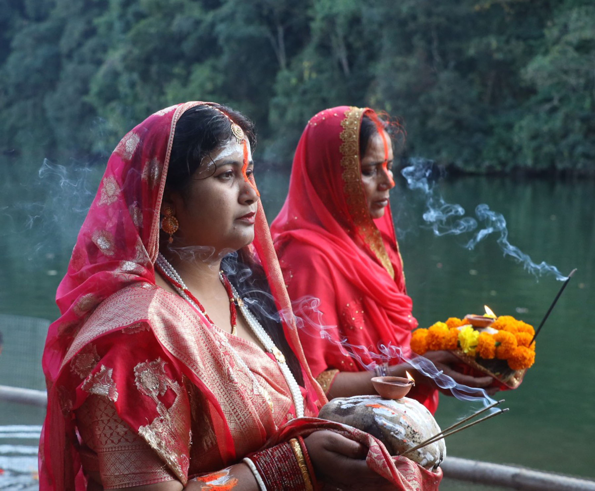 छठको मुख्य दिन आज, अस्ताउँदो सूर्यको पूजा गरिँदै