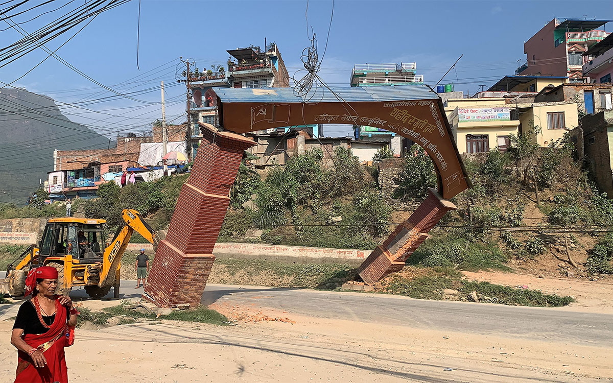राजमार्ग विस्तारका लागि भत्काइयो शहीदगेट