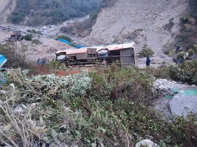 दार्चुलाबाट महेन्द्रनगर जाँदै गरेको बस दुर्घटना