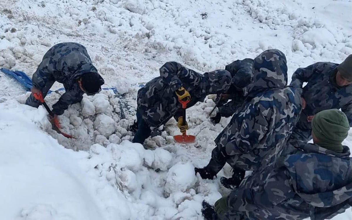 भारतीय सडक प्रयोग गरी शव खलङ्गा ल्याइँदै, दुईजना अझै बेपत्ता