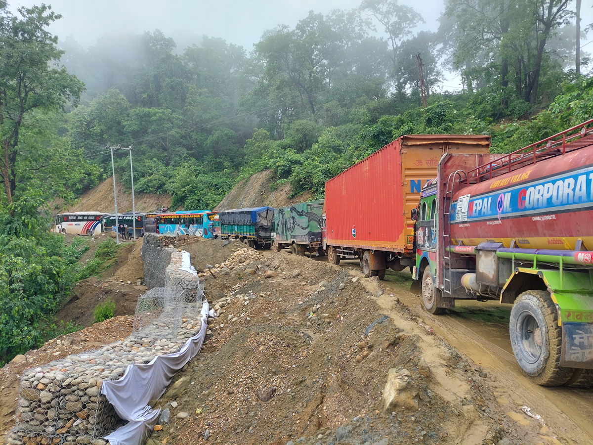 दाउन्नेमा फेरि सडक भासियो, पूर्व-पश्चिम राजमार्ग पूर्णरुपमा अवरुद्ध