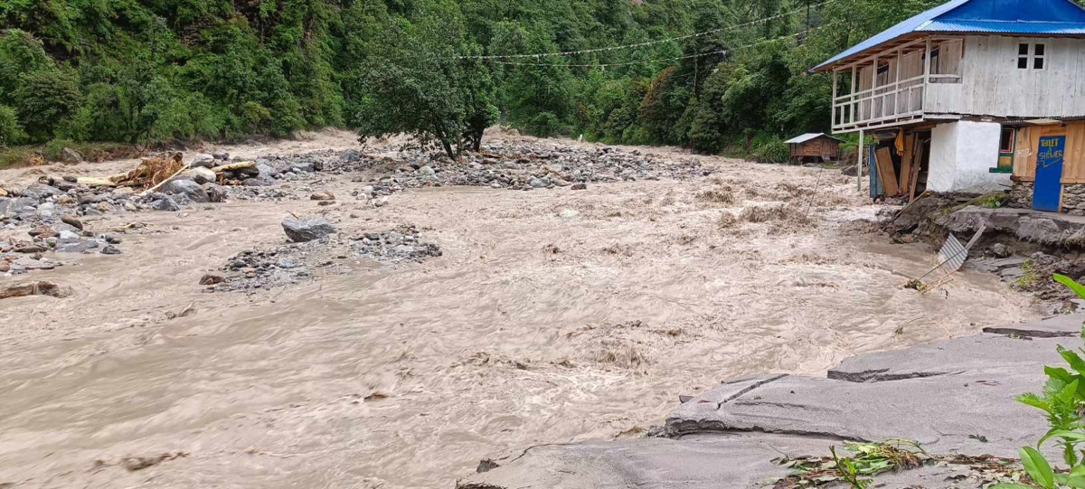 बाढीमा फसेका स्वास्थ्यकर्मीको २ घण्टापछि सकुशल उद्धार