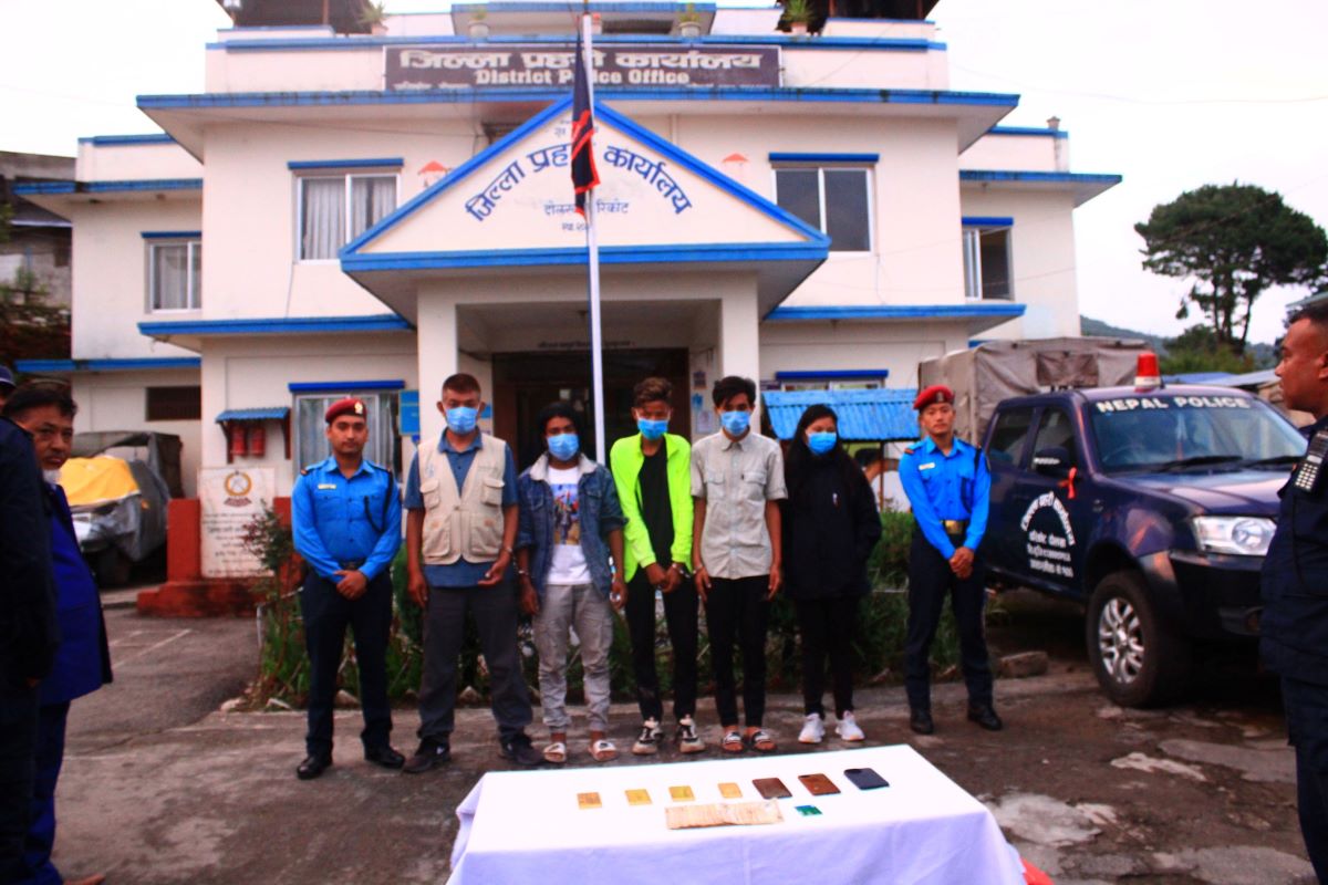 ओढारमा लुकाएर सुन राख्ने सात पक्राउ