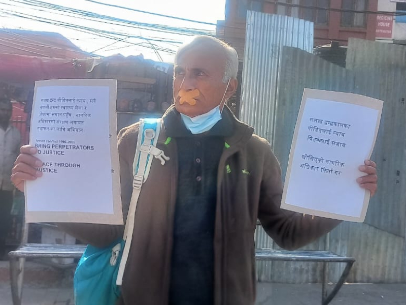 मुखमा टेप टाँसेर प्रदर्शनमा उत्रिएका डा. केसी पक्राउ