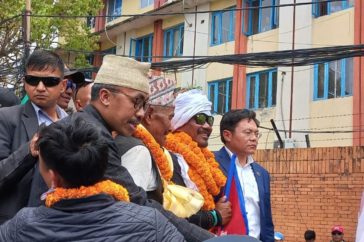 दुवै खुट्टा गुमाएका सगरमाथा आरोही बुढालाई मन्त्रीद्वारा स्वागत