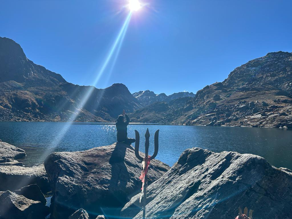 गोसाइँकुण्डमा म्याद गुज्रेको खाद्य सामग्री बिक्रीवितरण