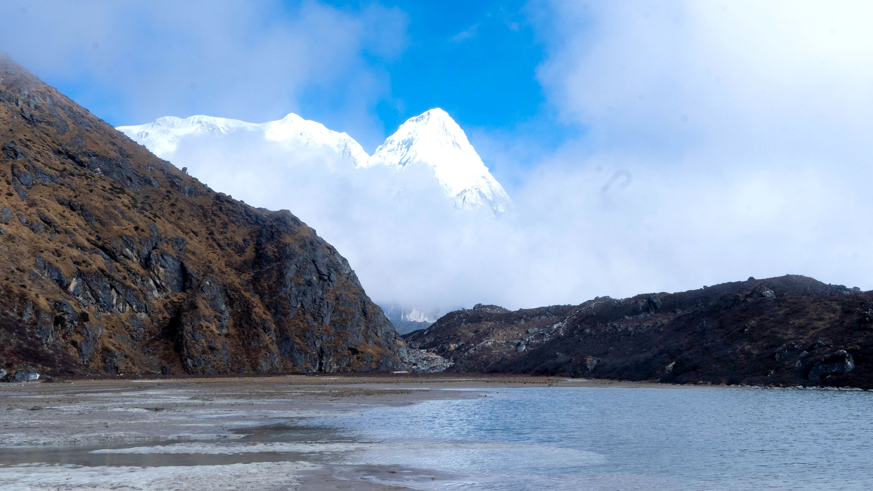 तस्बिरमा लाप्साङ पोखरी र हिमाल