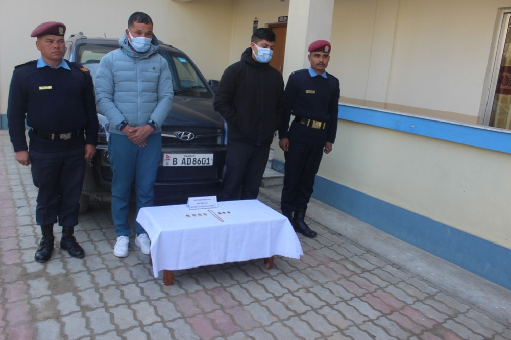 करिब ४८ तोला सुनसहित दुई जना पक्राउ
