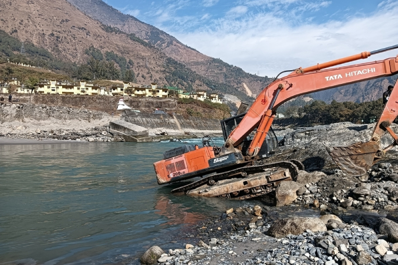 महाकाली तरेर आइपुग्यो भारतीय एक्स्काभेटर, चालक नियन्त्रणमा