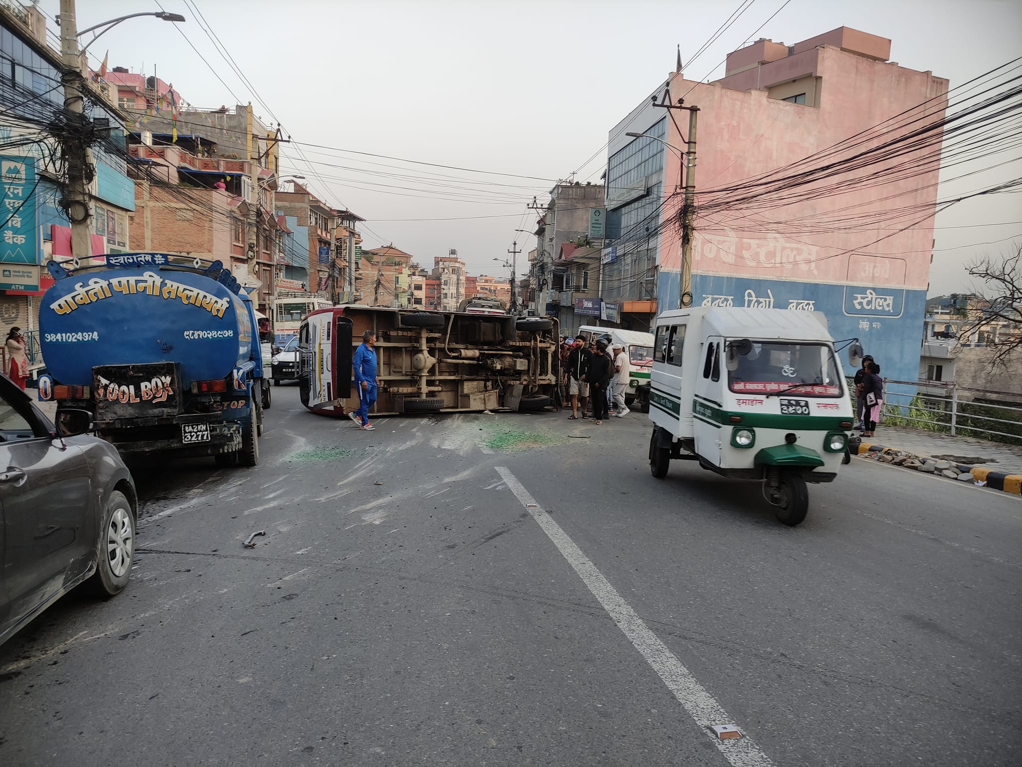 ललितपुरमा बीच सडकमै पल्टियो बस