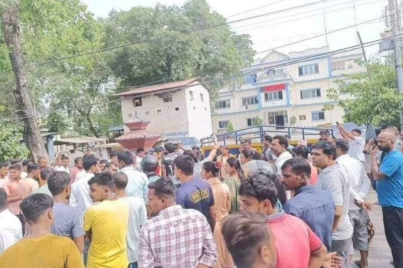 दोषीलाई कारबाही माग गर्दै प्रहरी कार्यालय अगाडि क्याम्पस प्रमुखको शव राखेर प्रदर्शन