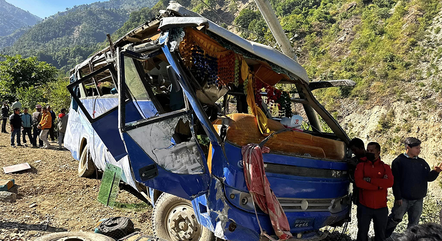 रुकुमपश्चिममा बस दुर्घटना हुँदा ९ जना घाइते