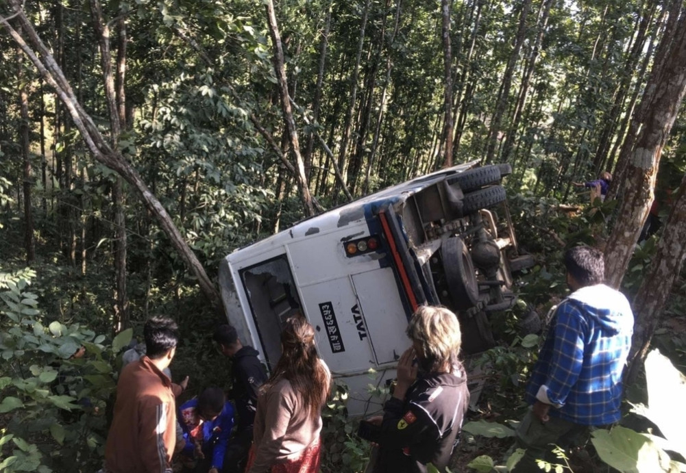 मकवानपुरको बकैयामा बस दुर्घटना, २२ जना घाइते