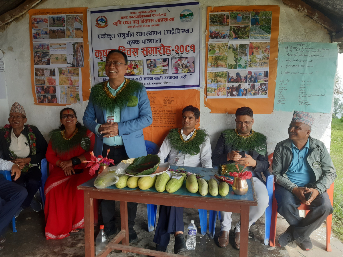 अतिथिलाई काँक्रा उपहार, गलामा दुबोको माला