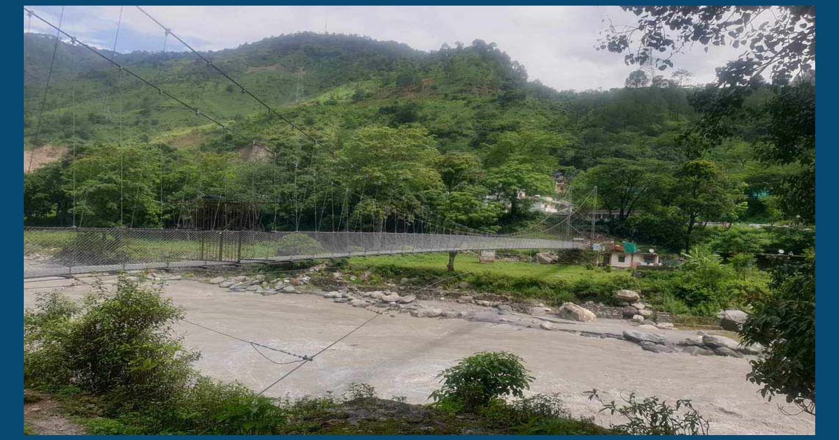 नेपाल–भारत जोड्ने झोलुङ्गे पुलको लठ्ठा चुडिँदा आवतजावत बन्द