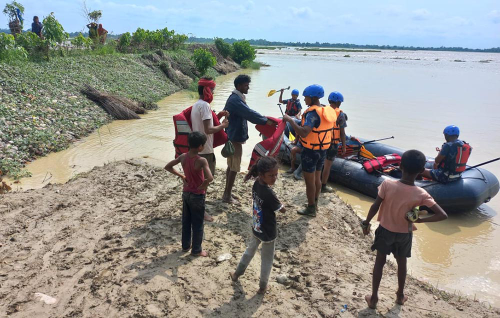 कमला नदीमा फसेका ६ जनाको सकुशल उद्धार