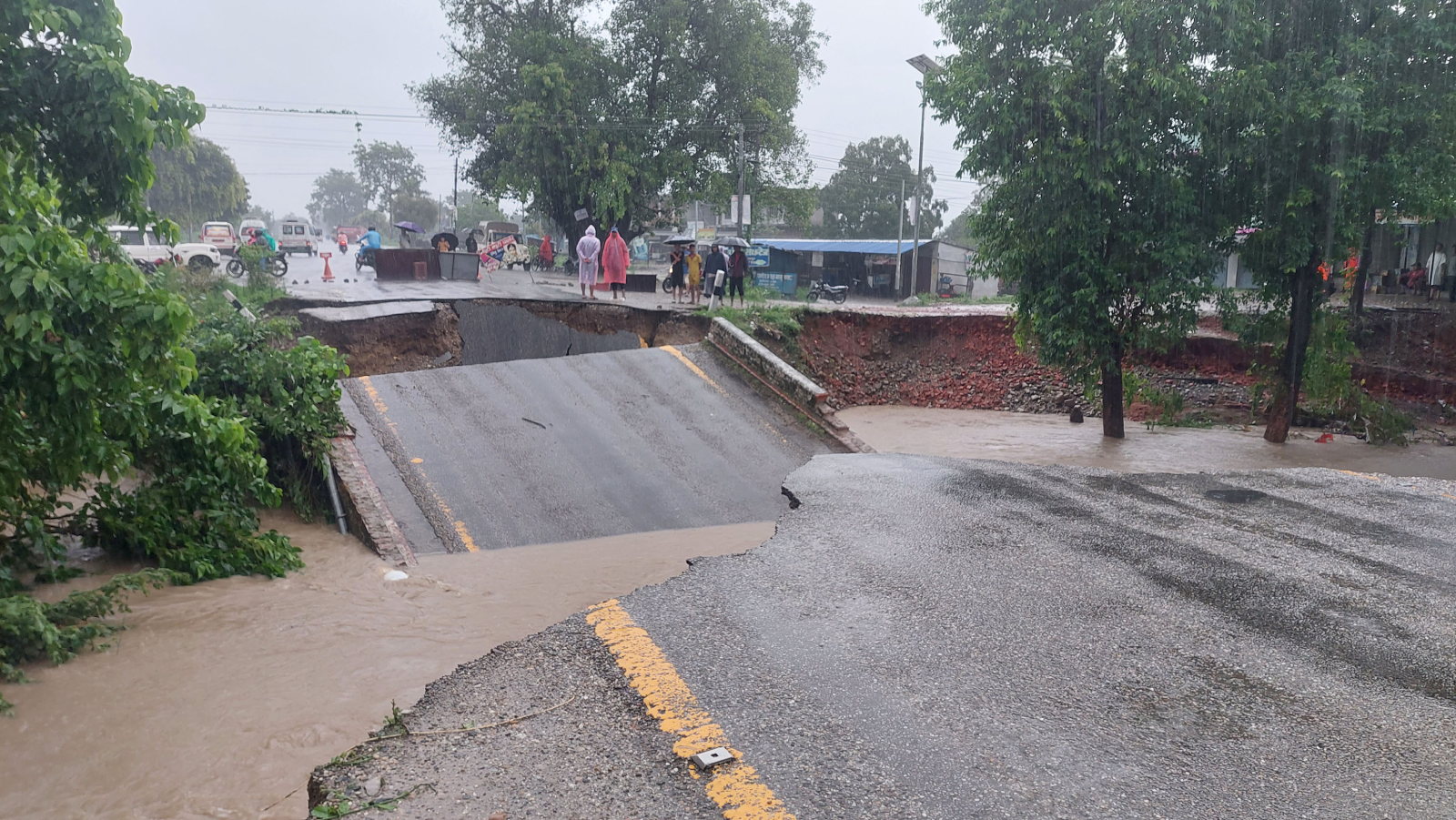 कञ्चनपुरमा बाढीले कलभर्ट भत्कियो, पूर्व–पश्चिम राजमार्ग अवरूद्ध