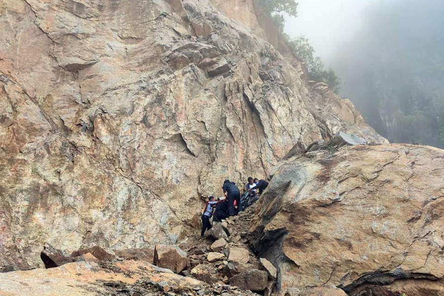 पहिरोले कान्ति लोकपथ अवरुद्ध