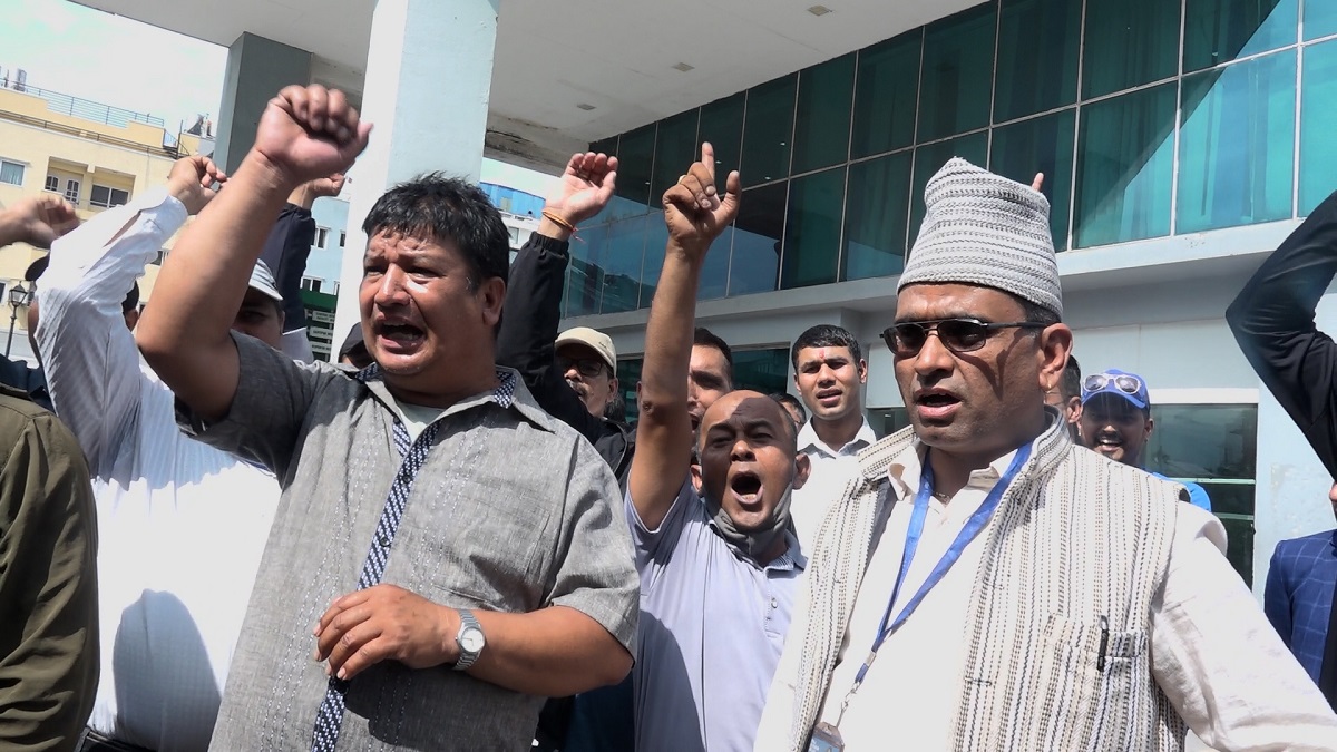 कान्तिपुर मिडिया ग्रुपका कर्मचारी आन्दोलित, घेरे मुख्यालय