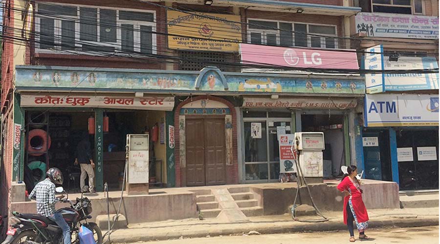 घरको सटरमा सञ्चालित कोतःधुकु पेट्रोल पम्प सिल