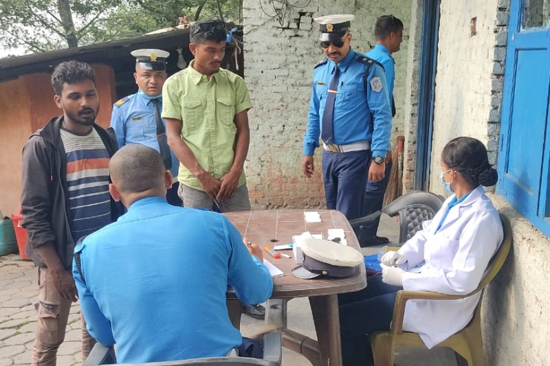 लापसे गरी सवारी चलाउने ६ जना चालक पक्राउ