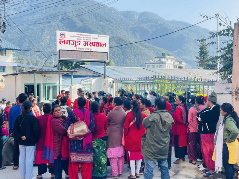 आमा र शिशुको मृत्युपछि लमजुङ अस्पतालमा आफन्तको प्रदर्शन