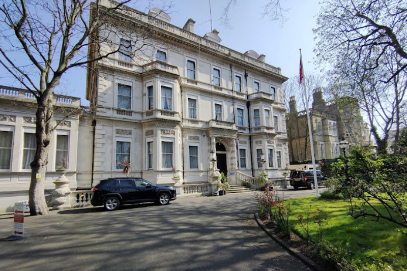 बेलायतमा प्रदर्शन चर्किएपछि नेपाली दूतावासले भन्यो– सतर्क रहनू, हुलदङ्गा भएको ठाउँमा नजानू