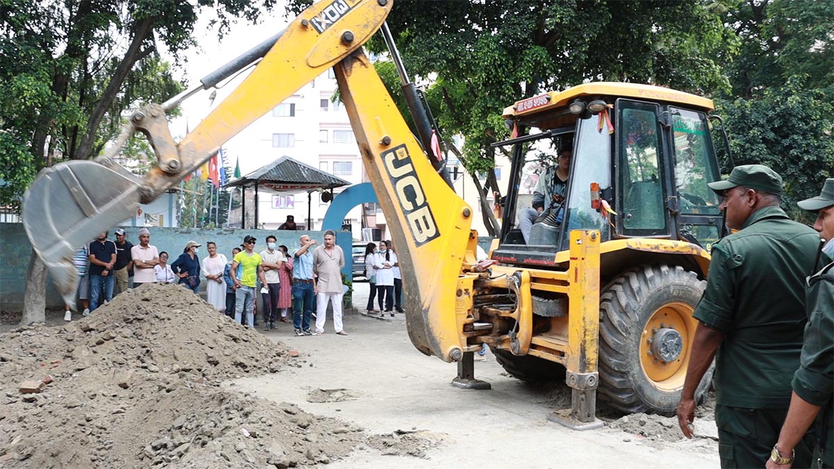 अनामनगरको सार्वजनिक जग्गामा महानगरको डोजर, स्थानीयको विरोध