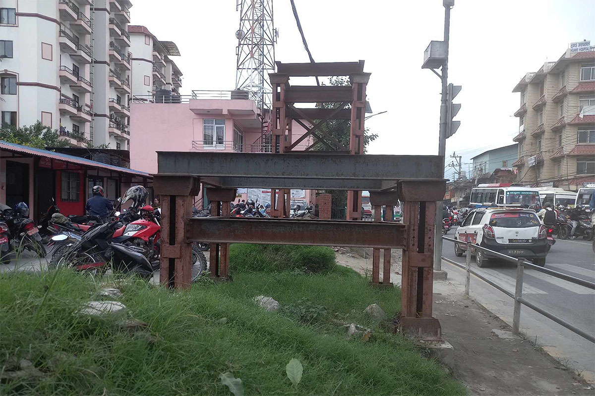 मित्रपार्कको आकाशेपुल वर्षौँदेखि अलपत्र