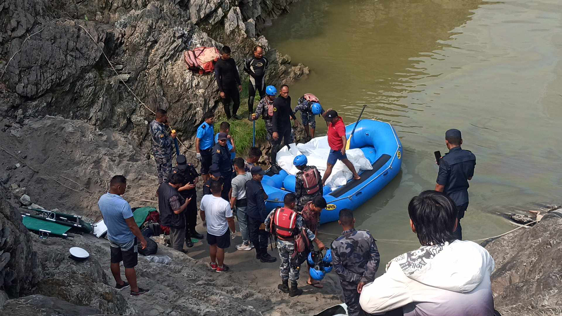 दुर्घटनामा एकै परिवारका पाँच जनाको मृत्यु भएपछि पौवाखेत शोकमा