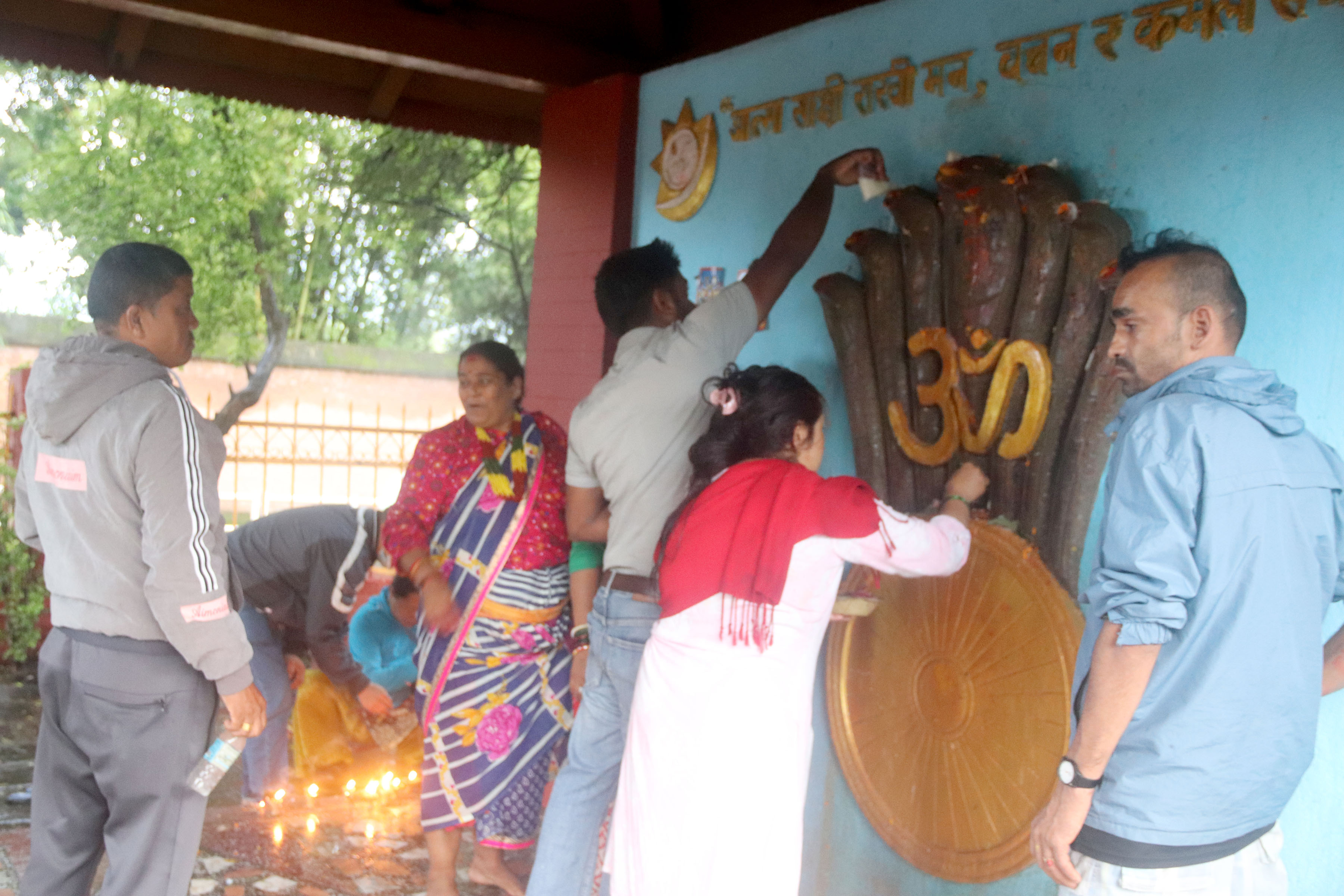 नागपञ्चमीको अवसरमा नागपोखरीमा दर्शनार्थीको घुइँचो [तस्बिरहरू]