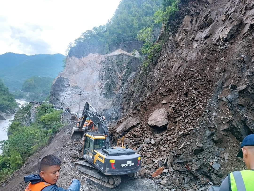 पहिरो पन्छाएपछि मुग्लिन–नारायणगढ सडकखण्ड सञ्चालनमा