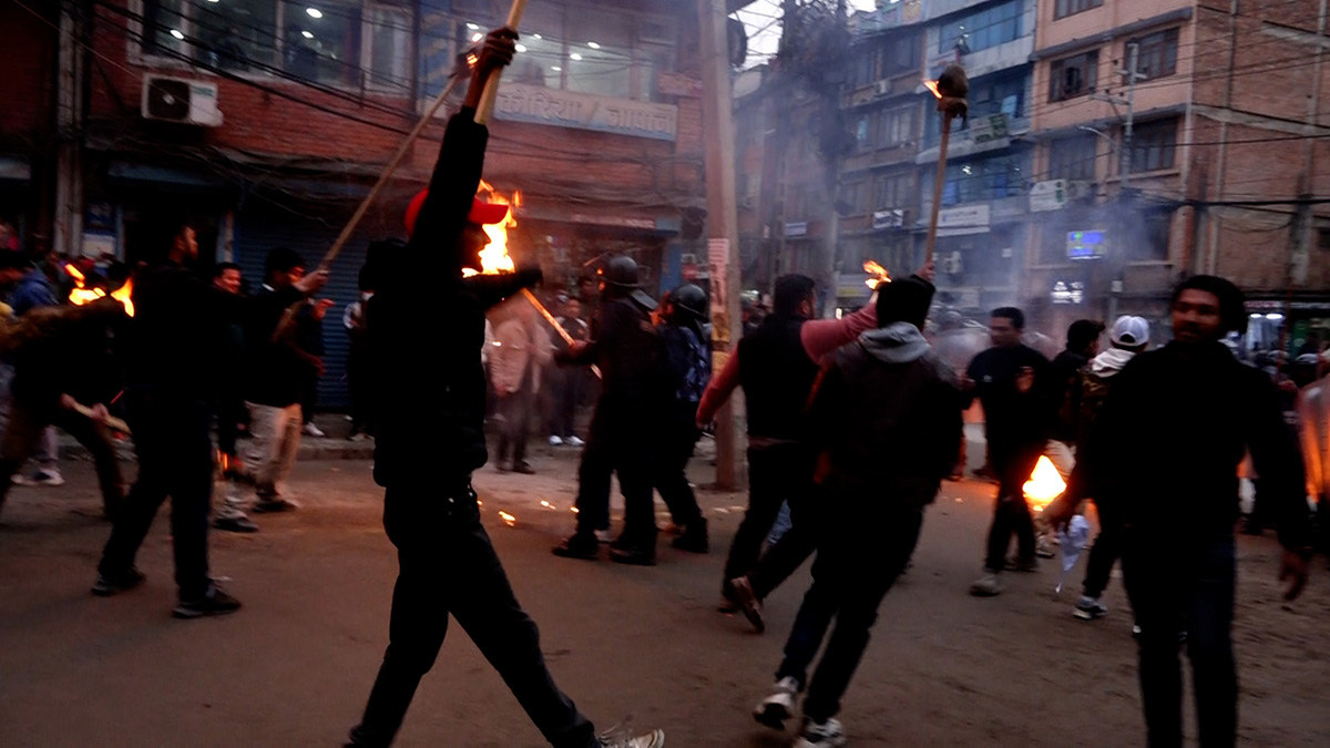 गृहमन्त्रीको राजीनामा माग्दै नेविसंघले निकाल्यो राँके जुलुस, प्रहरीसँग झडप 