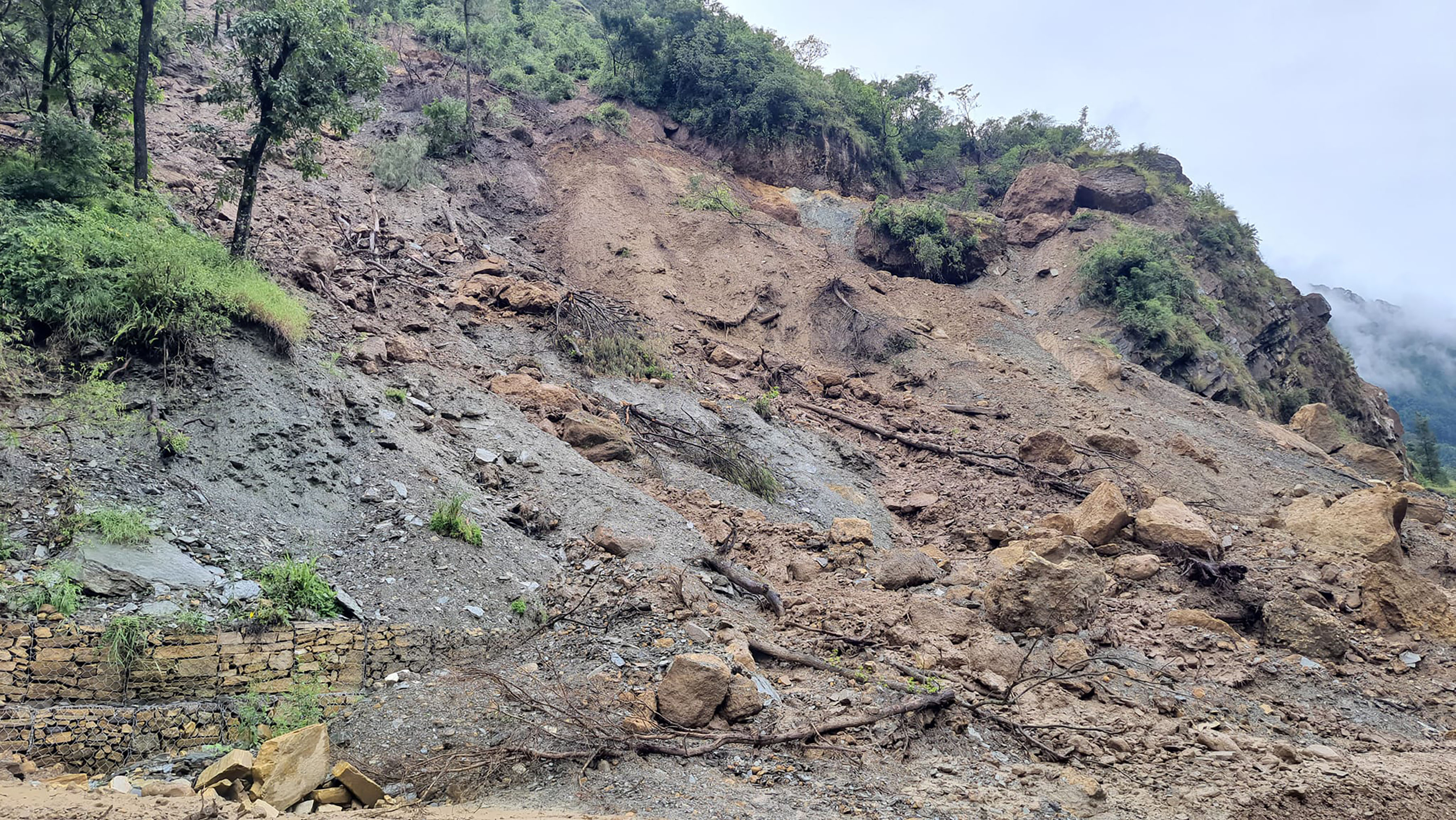 नागढुंगा नजिकै झ्याप्लेखोलामा पहिरोले २ वटा बस पुर्‍यो, १४ जनाको शव निकालियो