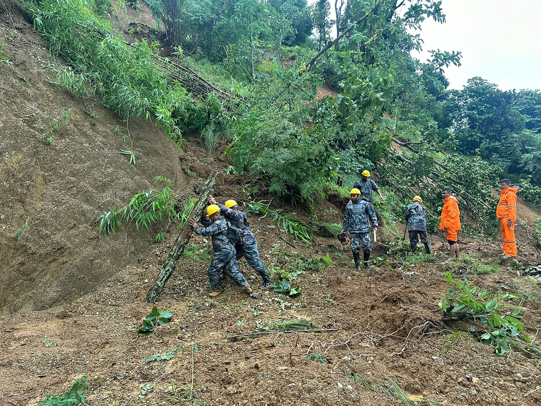 विपद्को कहरः नदी तटीय क्षेत्र जलमग्न, ठूलाे जनधनको क्षति