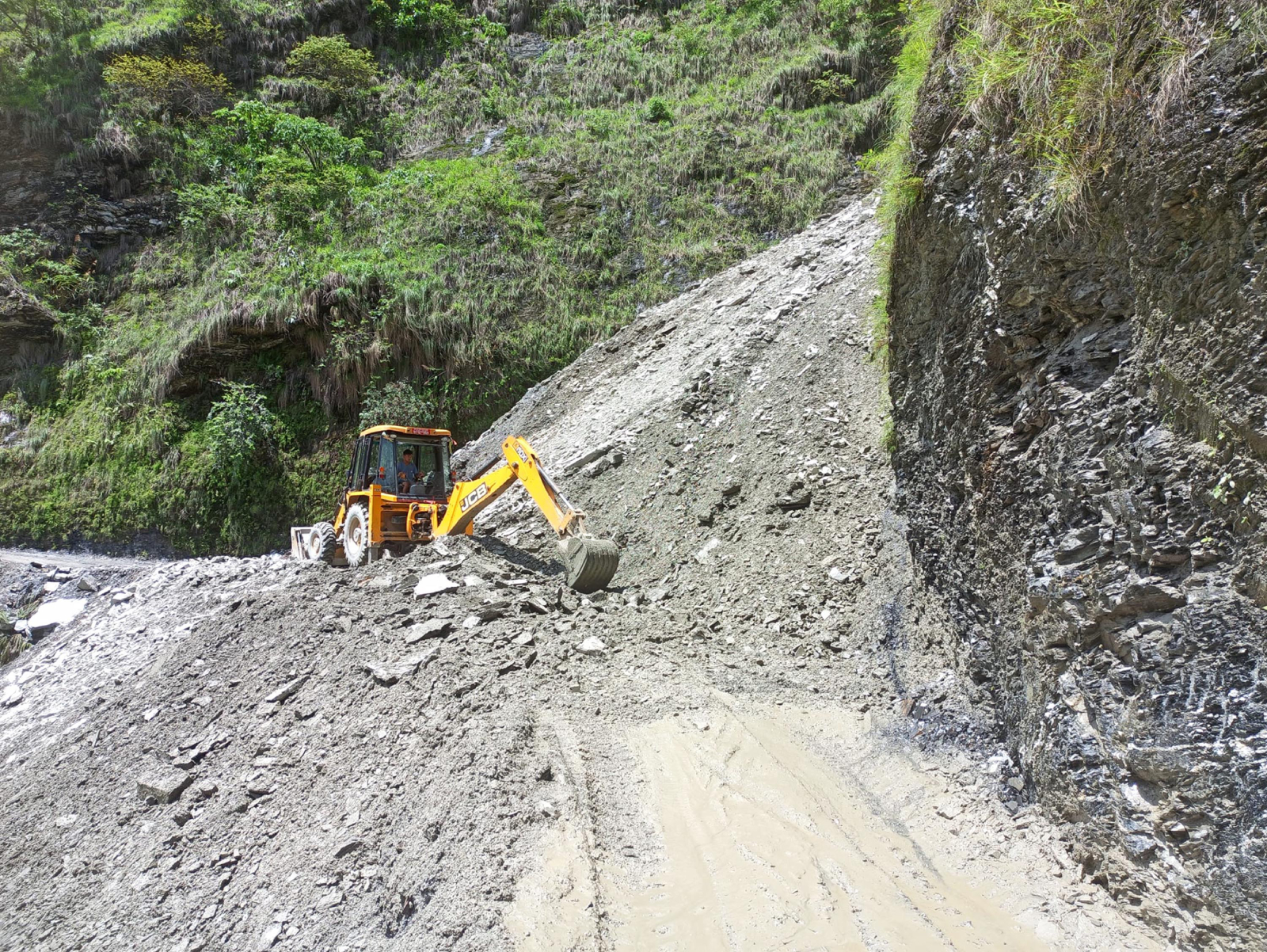 पहिरोले कोशी राजमार्ग अवरुद्ध