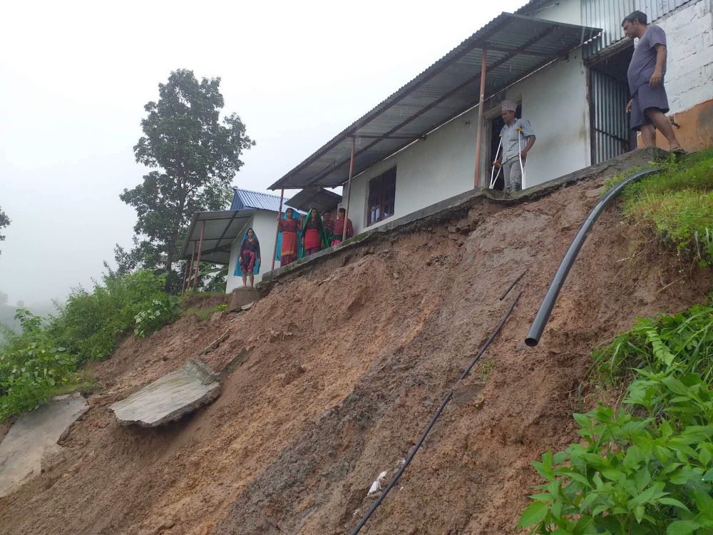 पर्वतमा पहिरोले ७ घर विस्थापित, खेतीयोग्य जमिन बगरमा परिणत