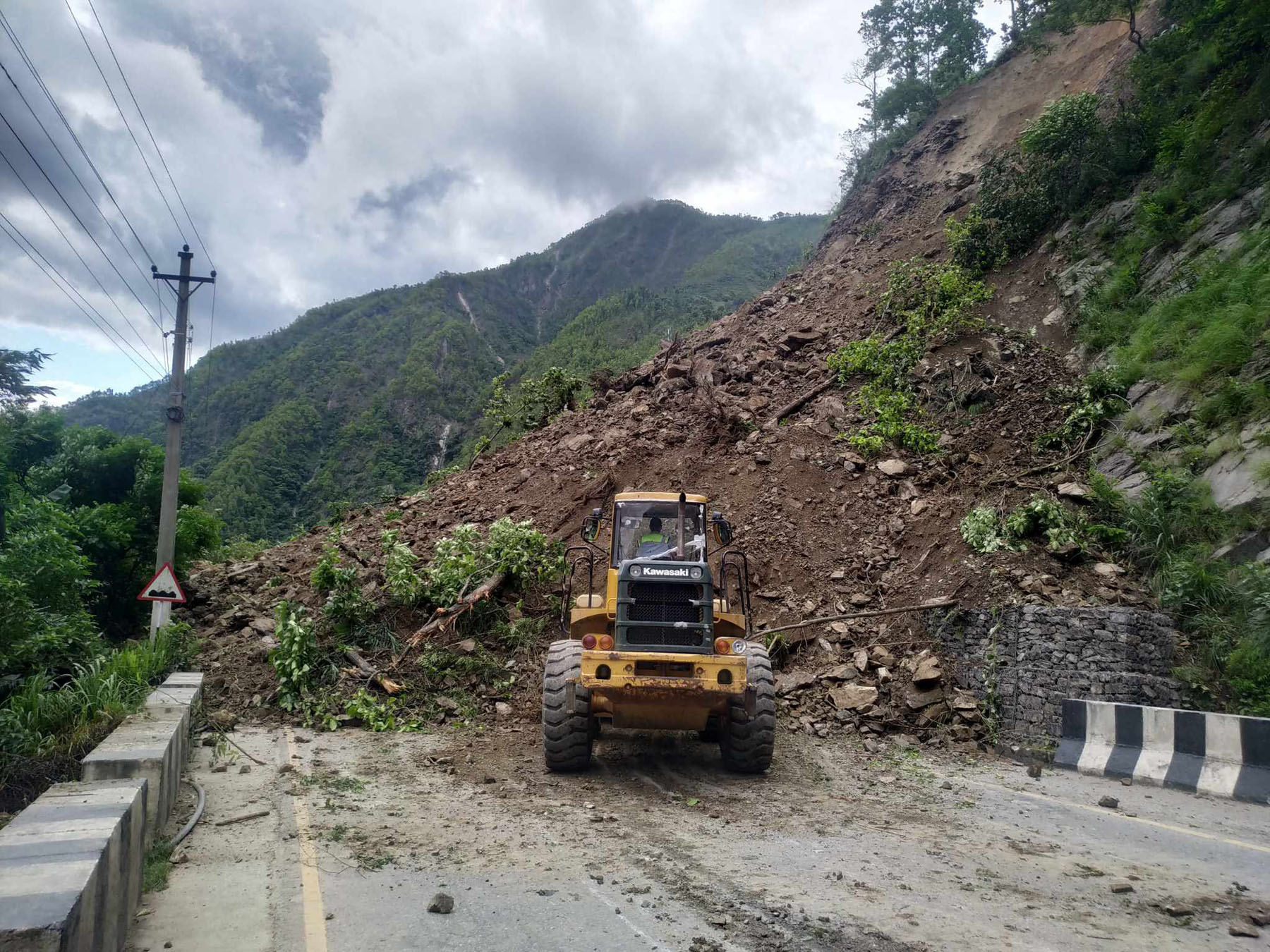 जलबिरेमा पहिरो, मुग्लिन–नारायणगढ सडकखण्ड अवरुद्ध