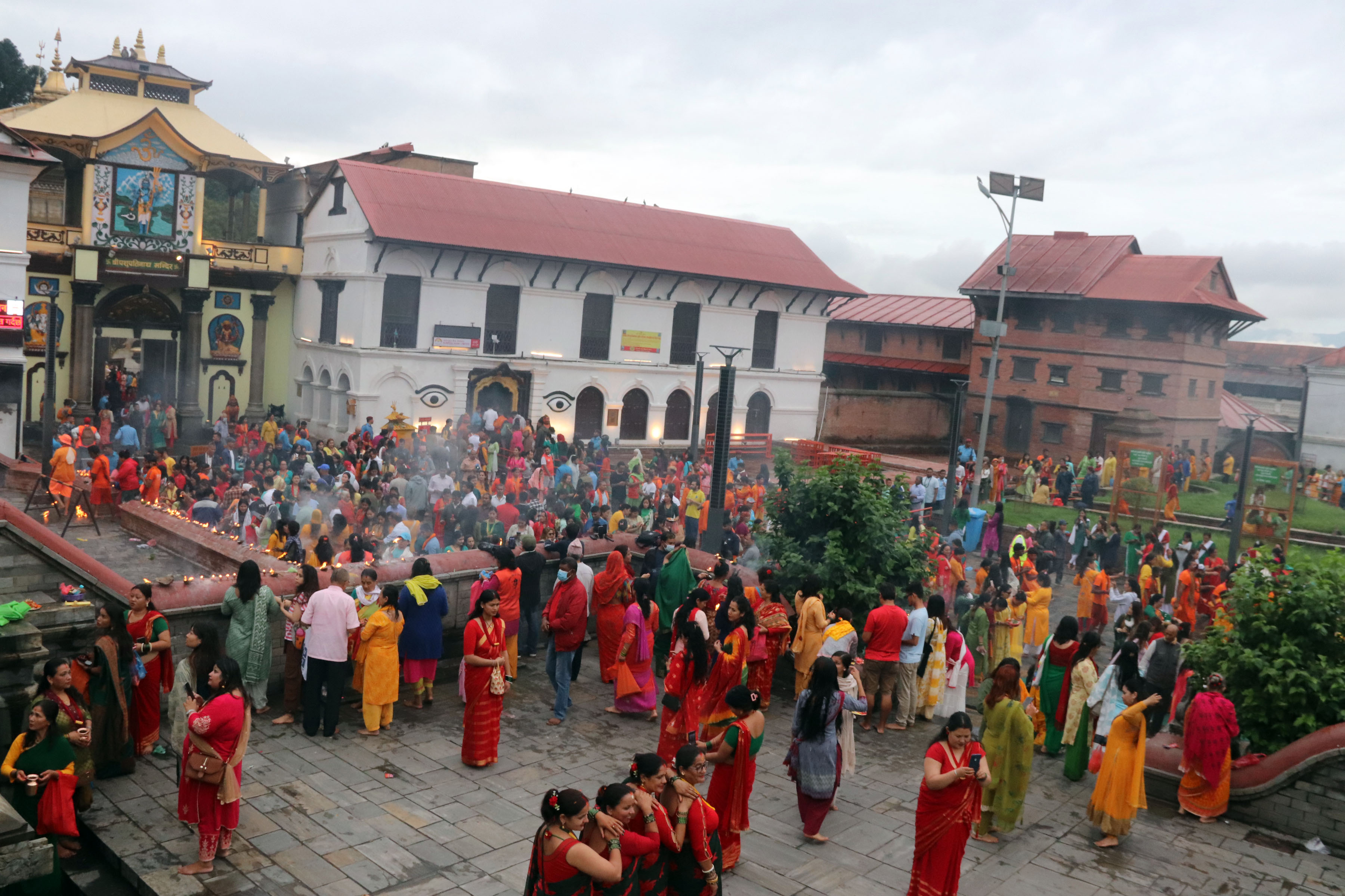 पशुपतिनाथसहित देशभरका शिवालयमा भक्तजनको घुइँचो [तस्बिरहरू]