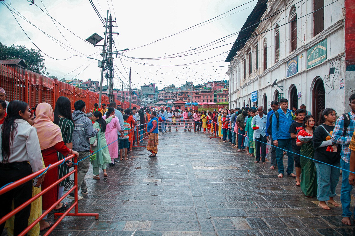 साउनको चौथो सोमबारः पशुपतिनाथसहित देशका शिवालयमा भक्तजनको लाम