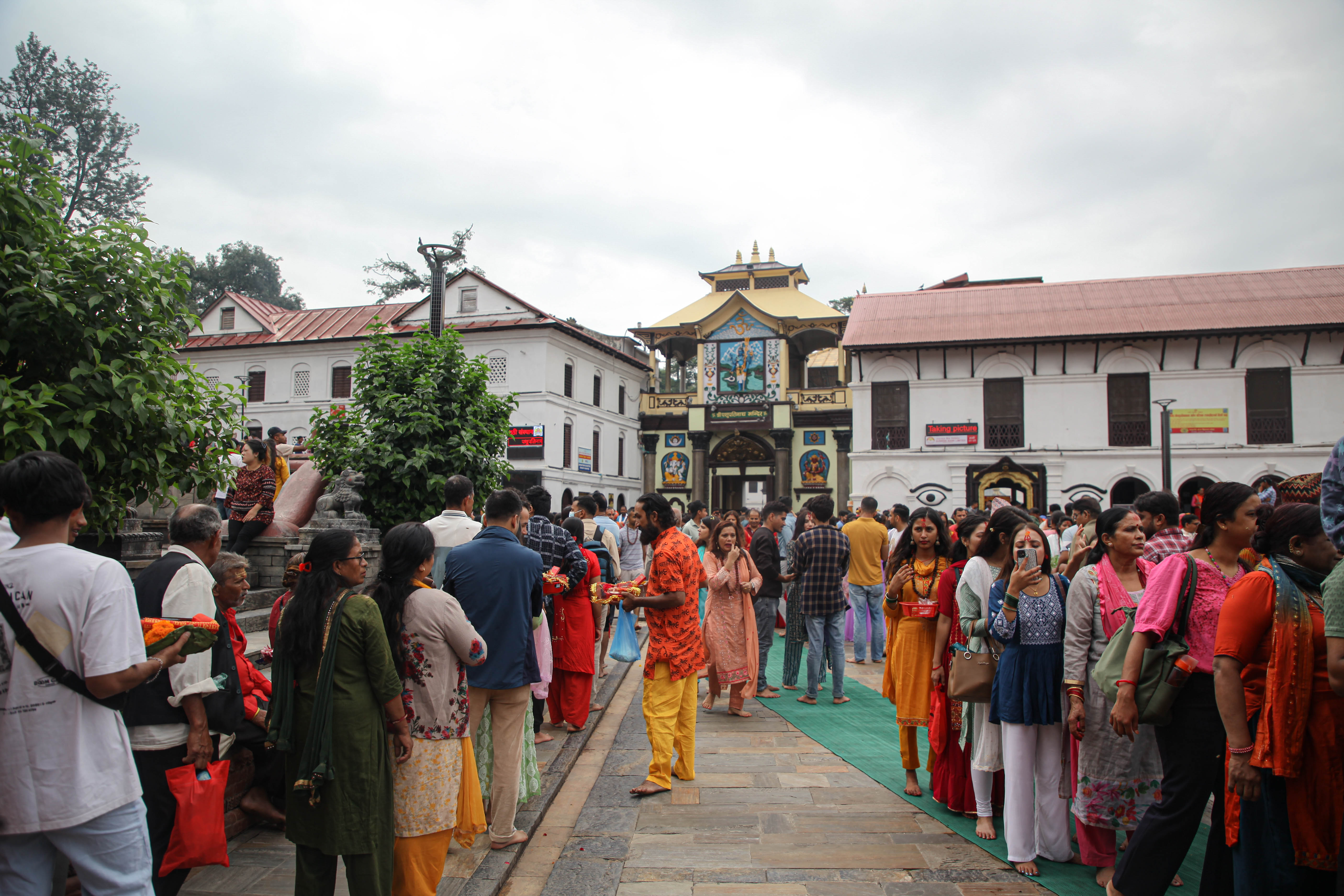 सोमबार विहानैदेखि पशुपतिमा भक्तजनको भीड