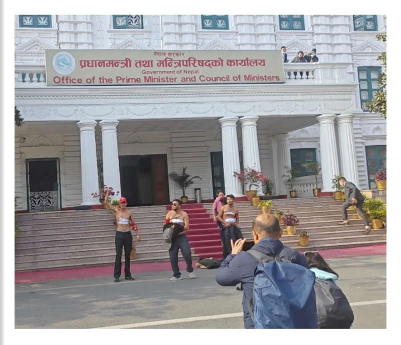 सिंहदरबार छिरेर अर्धनग्न प्रदर्शन गर्ने तीन जना पक्राउ