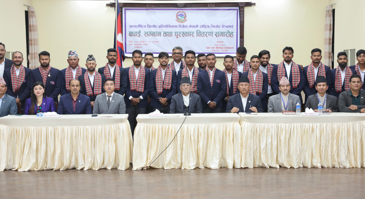 pm-prachanda-with-cricket-team-1-1699364525.jpg