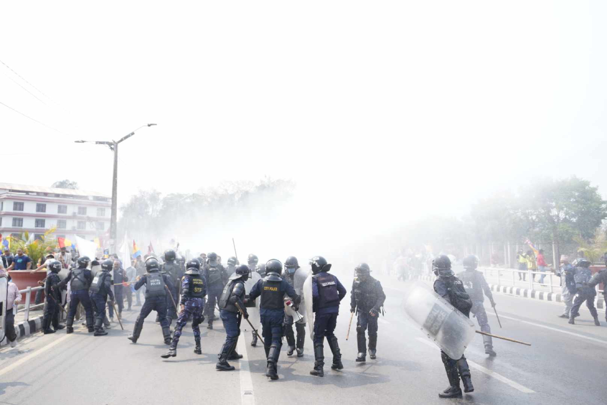 police-tear-gasss-1712657424.jpg
